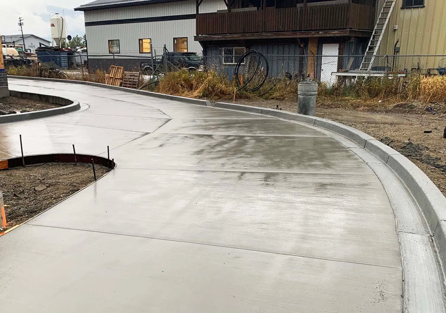 A commercial drive-thru lane with curb and concrete flatwork poured by 3D Concrete